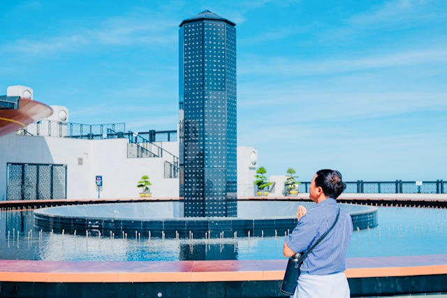 Có mặt tại chùa, anh Trương Trung Hiếu, người dân Tây Ninh chia sẻ: “Không chỉ người dân địa phương, mà tại chùa mỗi ngày đều có rất nhiều du khách thập phương đến cầu may mắn”.