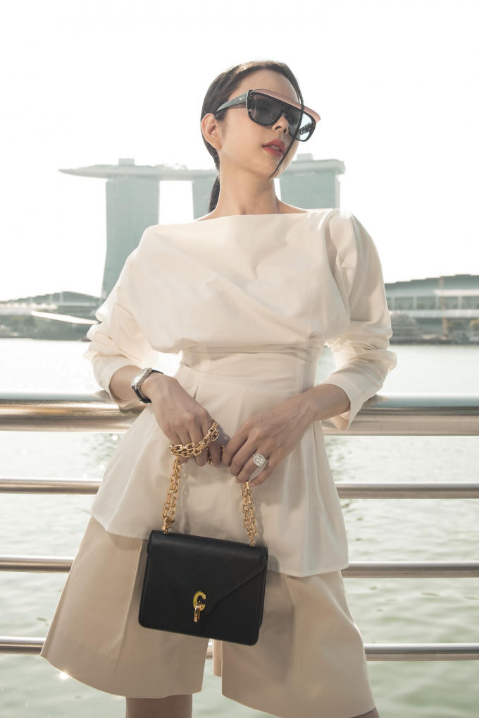 Huỳnh Vy chủ yếu chọn tông đen, trắng hoặc màu trung tính như xám nhạt, be để mang đến sự hài hòa và mát mắt cho người đối diện.