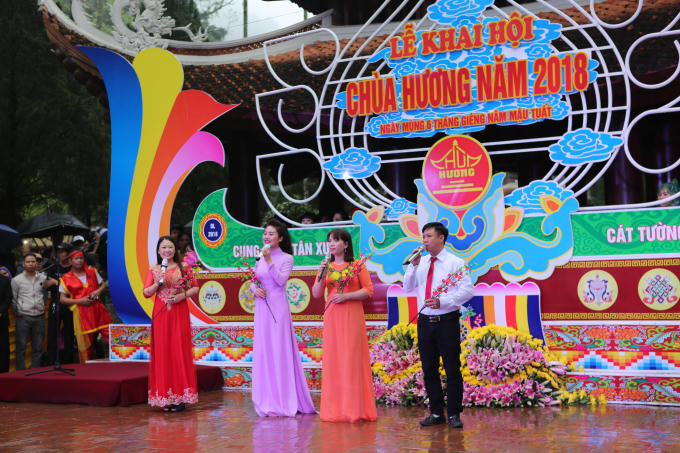 Khai hội chùa Hương 2018 trong thời tiết đẹp, mưa phùn và se lạnh.