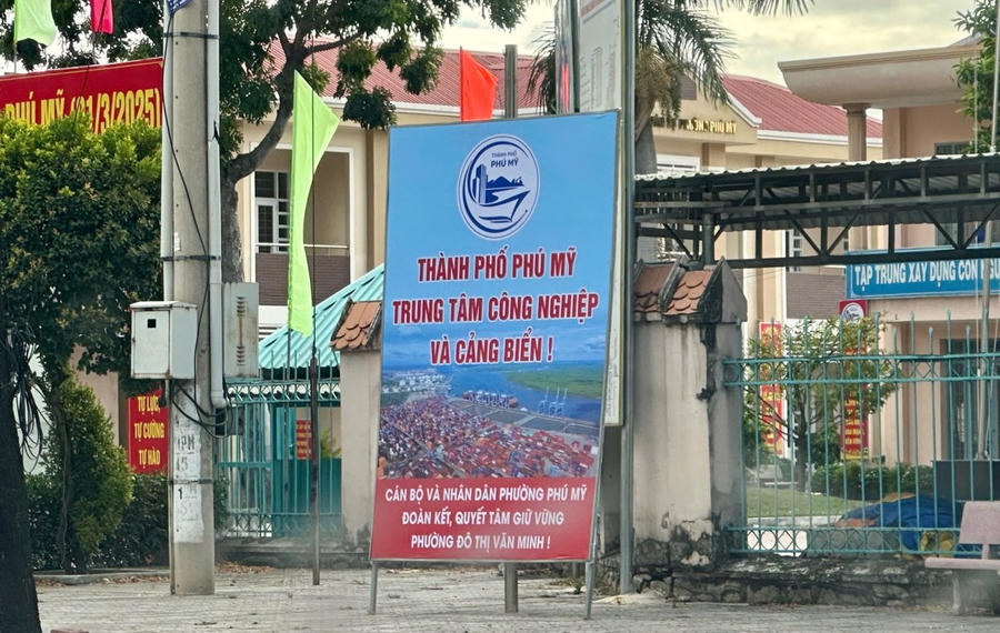Pano chào đón TP Phú Mỹ đặt trước trụ sở một phường trung tâm