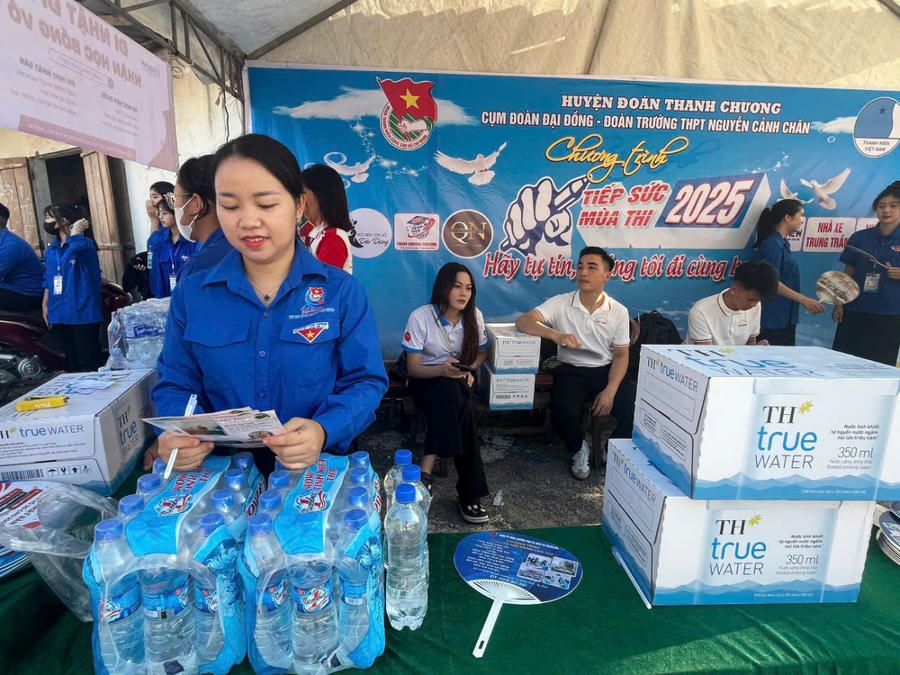 Sinh viên tình nguyện tại điểm trường THPT Nguyễn Cảnh Chân (huyện Thanh Chương, tỉnh Nghệ An). (Ảnh: Nguyễn Nam)