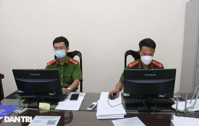 Tại trụ sở Công an phường Trung Hòa, 2 cán bộ chiến sĩ công an phường làm việc liên tục để tiếp nhận và xử lý hồ sơ, cho các trường hợp thuộc nhóm 6, xin cấp giấy đi đường.