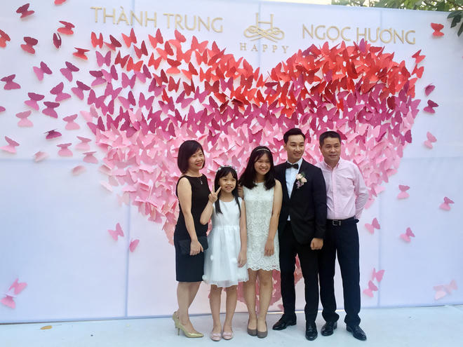 MC Thành Trung chụp ảnh với người thân trước khi tiến hành hôn lễ.