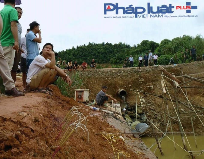 Khói hương nghi ngút bên những giàn cọc chống tạm bợ hời hợt (Ảnh cắt từ clip Tiến Vũ)