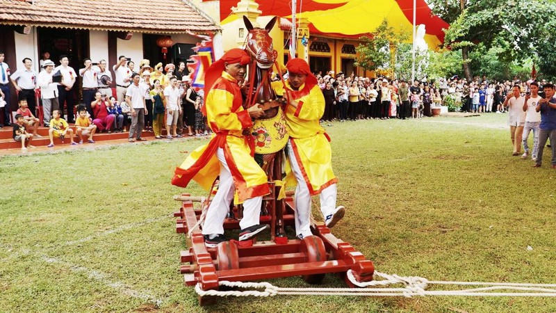 Xa mã hay còn gọi là thi kéo ngựa gỗ lại tái hiện lại cảnh rèn luyện, tập trận của binh sĩ thời xưa mang lại sự hào hứng cho Lễ hội. (Ảnh Lê Tân)