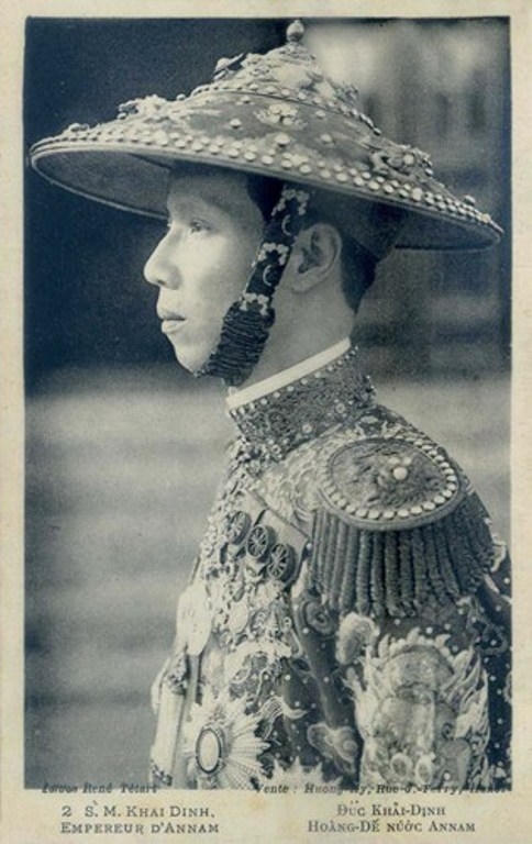 Gần 10 năm làm vua ông không ăn nằm với bất cứ bà vợ nào, mà chỉ gần gũi với người thị vệ tên là Nguyễn Đắc Vọng.