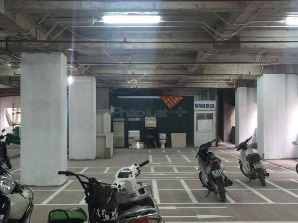 Văn phòng Ban quản lý dự án bên cạnh tầng để xe của toà nhà trông vô cùng nhếch nhác