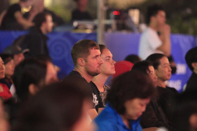 Sự kiện thu hút đông đảo khán giả là người dân Hà Nội, du khách nước ngoài tham quan, để cùng tận hưởng không gian “Thăng Long - Việt Nam bay lên” ngay giữa lòng Hà Nội.