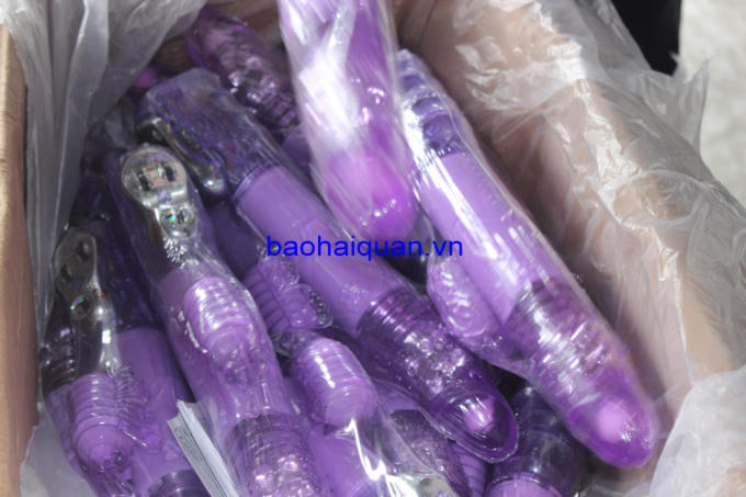 Ngoài ra còn có cả hàng cấm là dụng cụ kích dục.
