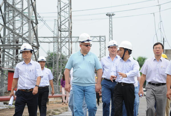 Ông Nguyễn Tuấn Tùng - Phó Tổng Giám đốc EVNNPT giới thiệu với ông Andrey Murov và đoàn công tác về công nghệ, thiết bị và công tác quản lý vận hành tại Trạm biến áp 500 kV Thường Tín.