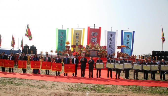 Ông Mai Tiến Dũng, Bí thư Tỉnh ủy Hà Nam và ông Nguyễn Xuân Đông Chủ tịch UBND tỉnh Hà Nam đã lên trao bằng công nhận đạt chuẩn nông thôn mới cho 15 xã của tỉnh Hà Nam.