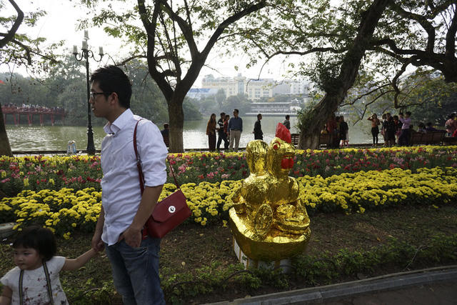 Con gà vàng của những người làm dịch vụ chụp ảnh ven hồ Gươm.