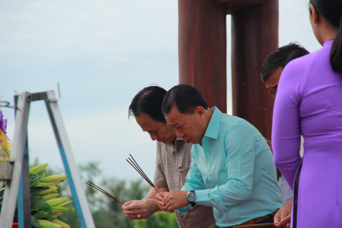 Tiến sĩ Đào Văn Hội - Tổng Biên tập, ông Đặng Ngọc Luyến - Bí thư Đảng ủy, Phó Tổng biên tập thường trực dâng hương các anh hùng, liệt sĩ.