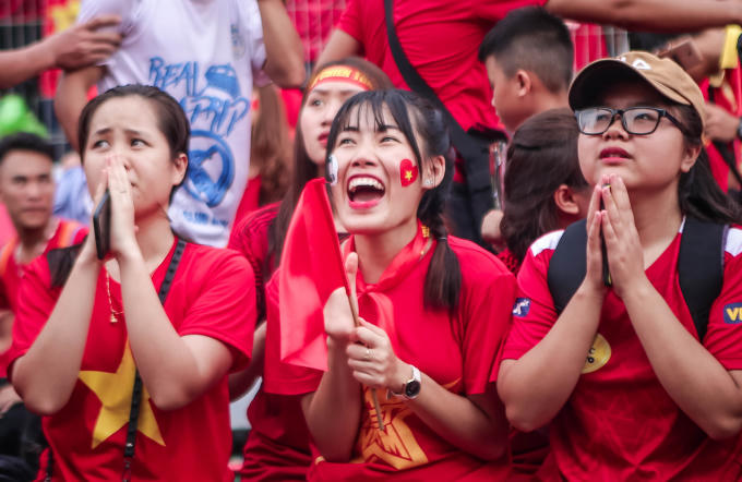 ...và chờ đợi giây phút lịch sử.