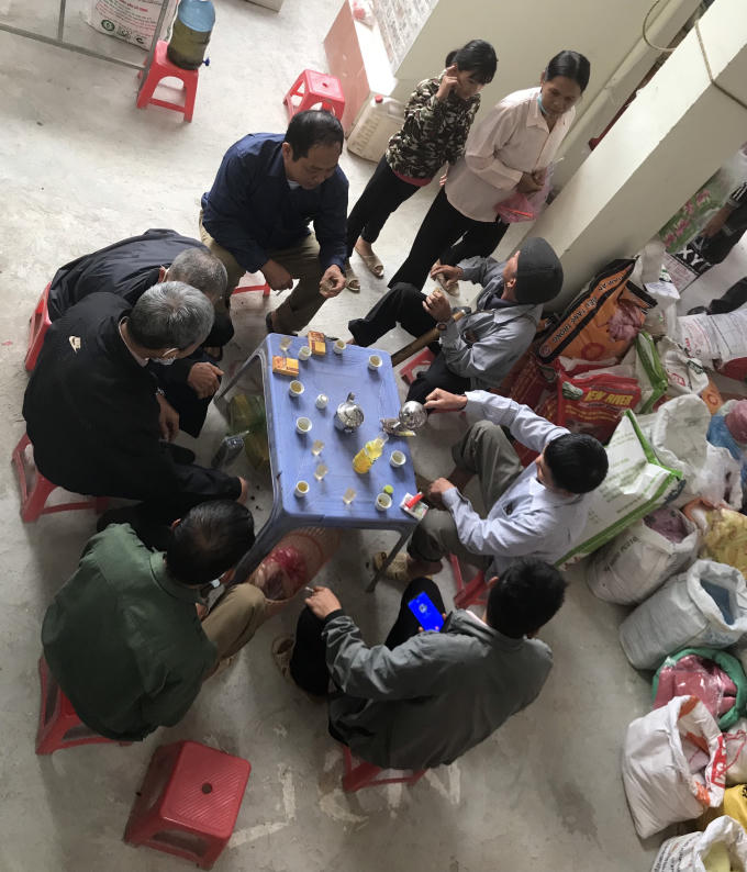 Những người đàn ông đang cùng nhau thưởng thức rượu