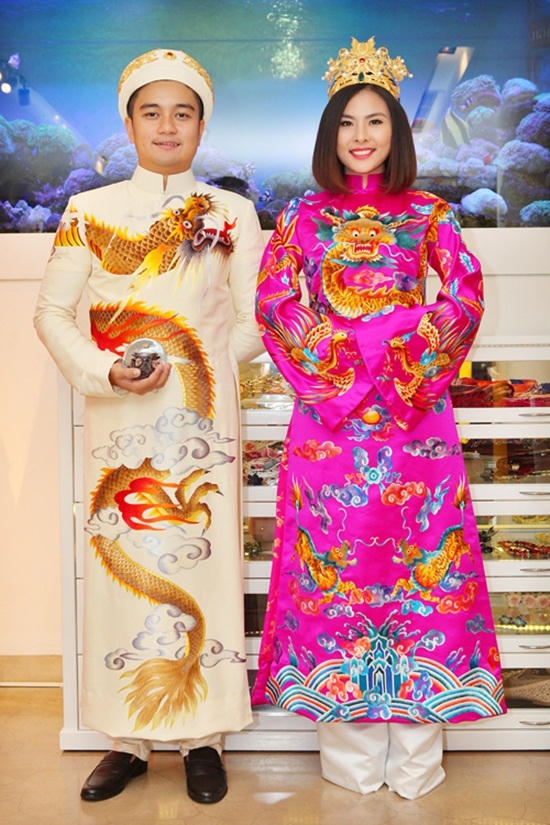 Trang phục cưới Hoàng bào của Vân Trang.