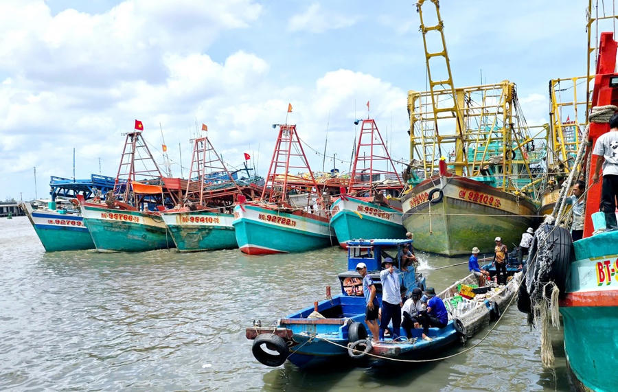Tàu, ghe tựu về cửa biển Sông Đốc để ra biển rước Ông, nhằm bày tỏ ước nguyện cho một năm đánh bắt thuận lợi, trúng mùa.