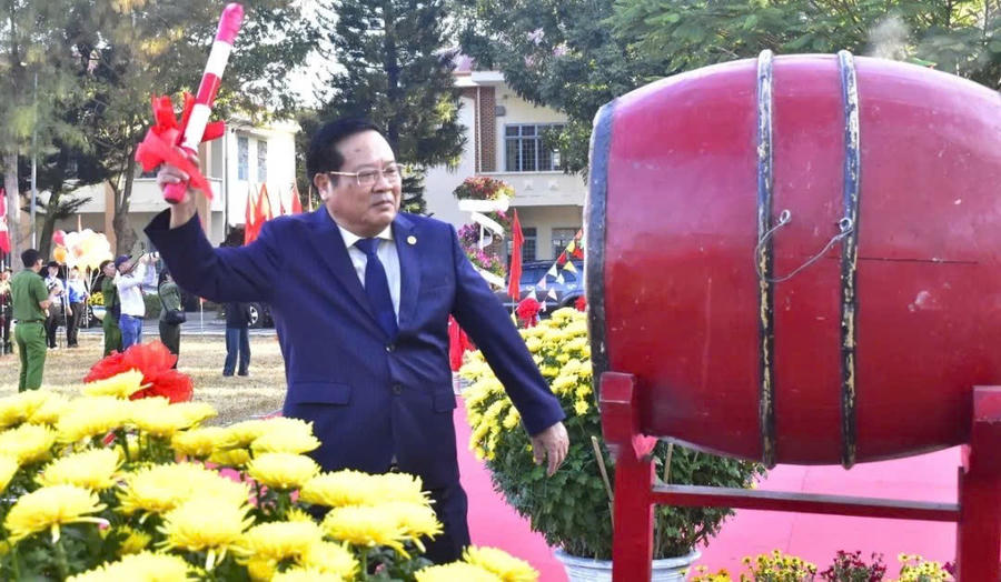 Chủ tịch UBND tỉnh Kon Tum, Lê Ngọc Tuấn đánh trống khai hội tiễn các chiến sỹ lên đường nhập ngũ. Ảnh: D. H