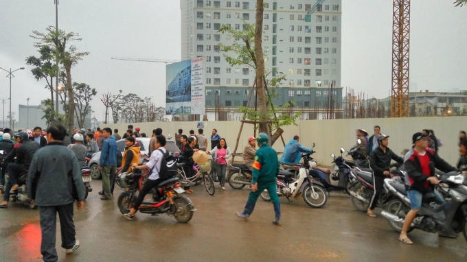 Nhiều người dân hiếu kỳ tập trung tại khu vực hiện trường theo dõi sự việc.