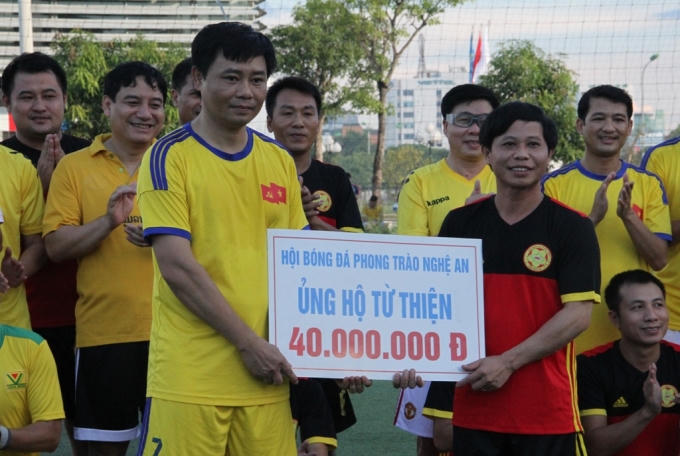 Cuối trận đấu Hội bóng đá phong trào tỉnh Nghệ An đã trao số tiền 40 triệu đồng ủng hộ các hoàn cảnh khó khăn trên địa bàn tỉnh Nghệ An.