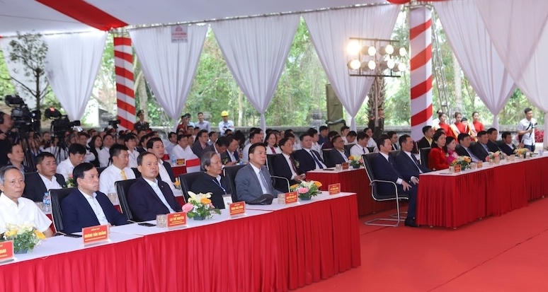 Các đại biểu tham dự lễ hội.