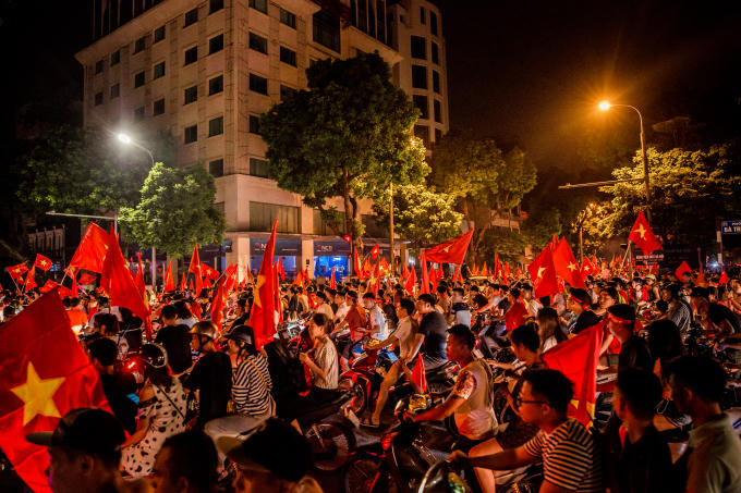 Mọi ngả đường gần như chật cứng, sắc cờ niềm vui chiến thắng.
