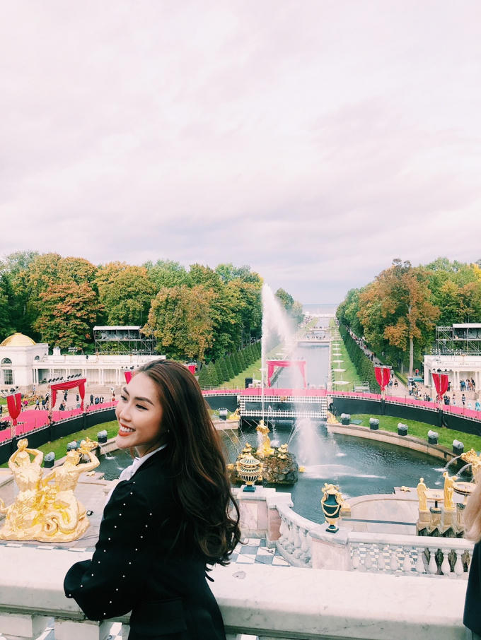 Tường Linh s&agrave;nh điệu c&ugrave;ng mẹ kh&aacute;m ph&aacute; xứ Bạch dương