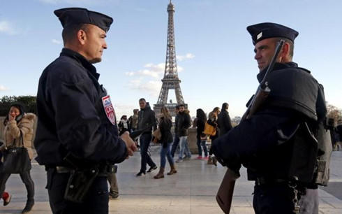 Cảnh sát Pháp tăng cường an ninh tại Paris. (Ảnh: Reuters)