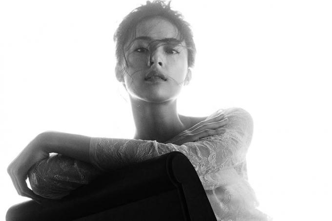 Hạ Vi đẹp hút hồn trong bộ ảnh khoe vai trần sexy