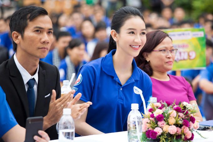H&agrave; Thu đội mưa tới dự Lễ ra qu&acirc;n &ldquo;M&ugrave;a h&egrave; xanh 2017&rdquo;