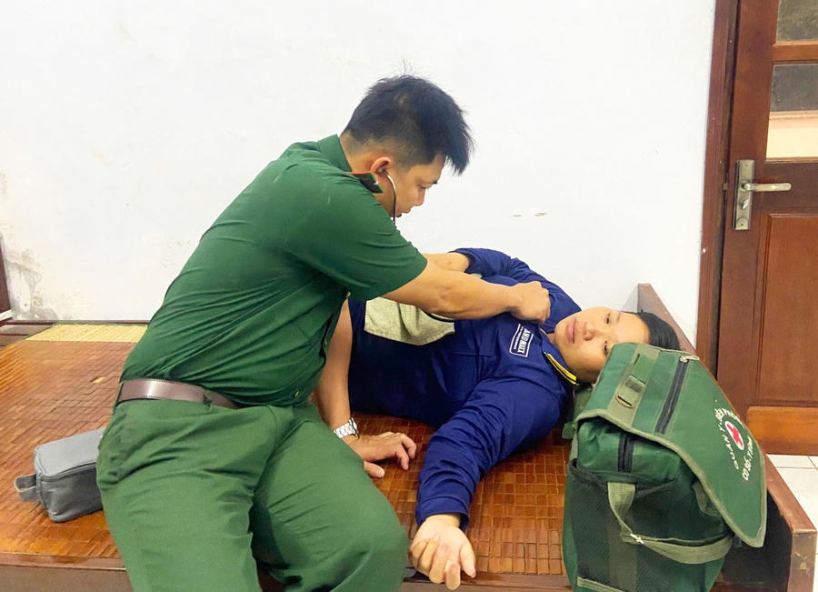 Quân y Đồn Biên phòng Khánh Hội chăm sóc sức khỏe cho ngư dân gặp nạn.