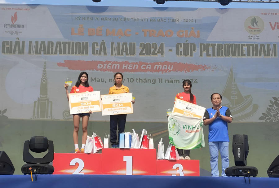 Ban tổ chức Giải Marathon, trao giải Nhất, Nhì, Ba cho VĐV nữ ở cự ly 5km.