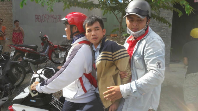 Các hiệp sĩ đưa đối tượng Vũ về cơ quan công an