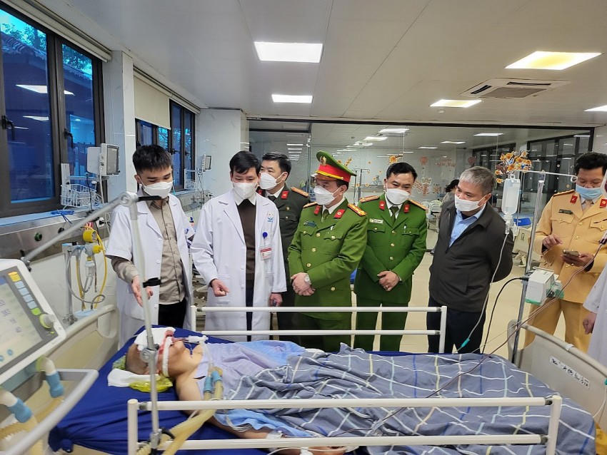 Lãnh đạo tỉnh, Công an tỉnh Tuyên Quang thăm hỏi động viên các nạn nhân.