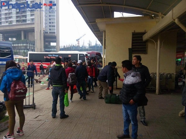 Trong bến xe, mọi hoạt động diễn ra rất nhộn nhịp.