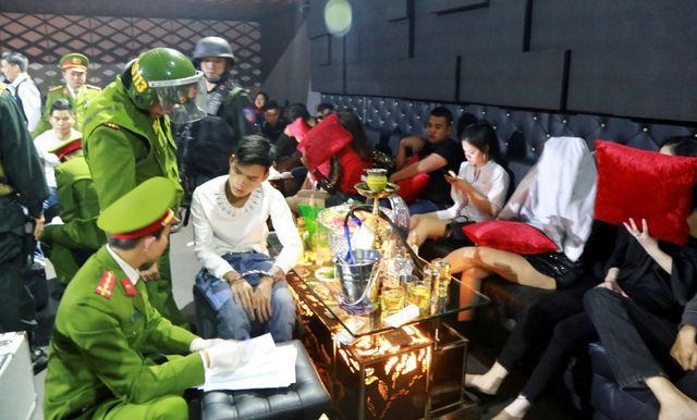 Công an ập vào quán bar Vegas bắt nhiều đối tượng tàng trữ, sử dụng trái phép chất ma túy