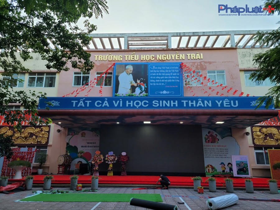 Màn hình LED cũng đã được dựng lên, dàn loa cũng đang được kiểm tra thử.