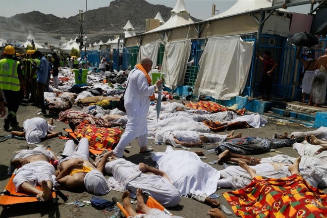 Đây chính là hình ảnh thảm họa giẫm đạp ngày 24/9 tại Mena, cách thánh địa Mecca ở Arab Saudi 5 km. 717 người đã thiệt mạng và hơn 800 người bị thương tại một trong những sự kiện linh thiêng nhất của các tín đồ Hồi giáo. Ảnh: AP.