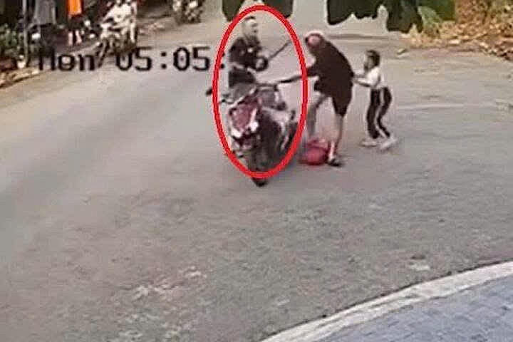 Tài xế ô tô hành hung người khác bị camera an ninh ghi lại (Ảnh chụp màn hình).