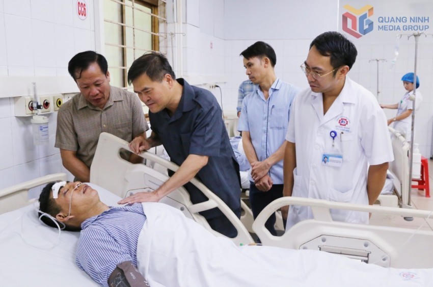 Ông Bùi Văn Khắng, Chủ tịch UBND tỉnh, thăm hỏi, động viên công nhân bị thương tại Bệnh viện Đa khoa tỉnh.