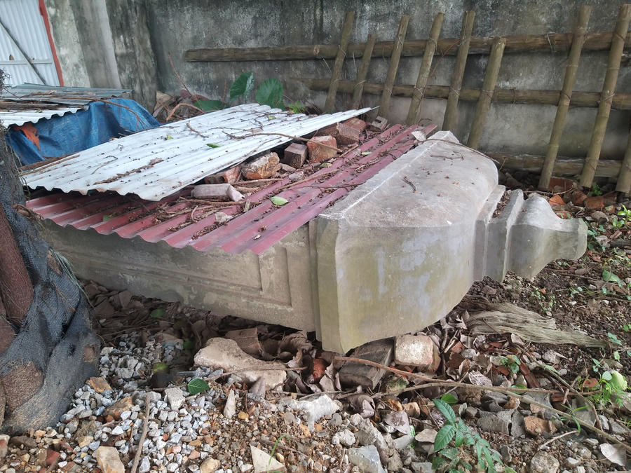 Bia đá cổ cỡ lớn duy nhất của Phủ Trịnh nay bị vứt chỏng chơ ngay lối vào cổng Trịnh.