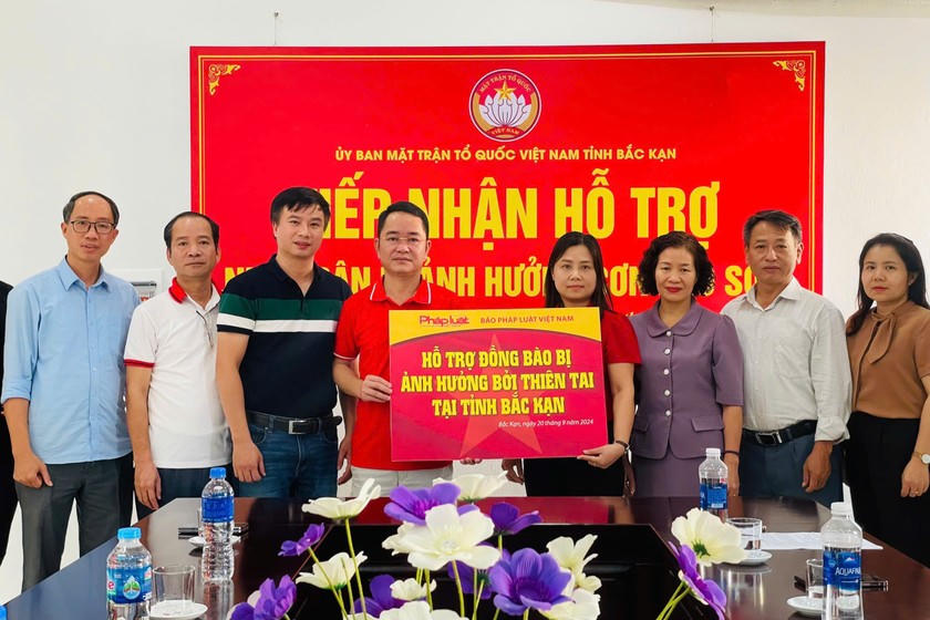 Lãnh đạo báo trao quà của bạn đọc Báo Pháp luật Việt Nam chia sẻ với đồng bào tỉnh Bắc Kạn.