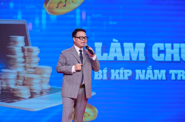 Hình ảnh Mr Hunter chia sẻ các "bí kíp" đầu tư.
