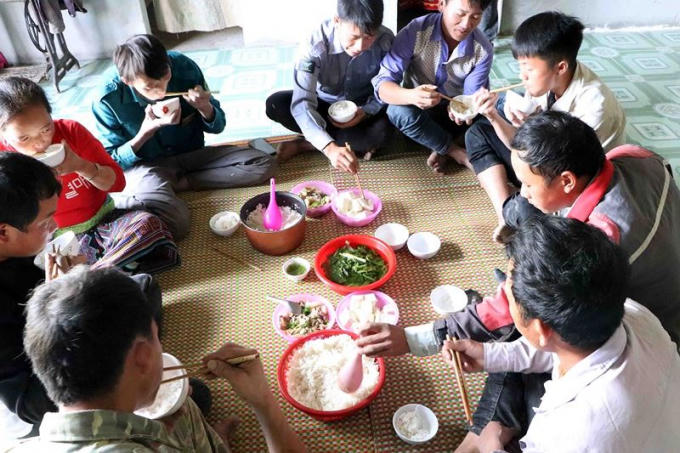 Kể cả v&agrave;o những dịp lễ Tết, khi gia đ&igrave;nh c&oacute; đ&aacute;m cưới, đ&aacute;m tang, đ&aacute;m giỗ hay thậm ch&iacute; nh&agrave; c&oacute; c&ocirc;ng việc nhờ anh em, bạn b&egrave; đến l&agrave;m gi&uacute;p th&igrave; người d&acirc;n trong bản Lao Chải 2 cũng kh&ocirc;ng uống rượu