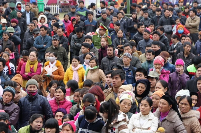 Ngay từ sáng sớm nay (17/2), hàng vạn người dân địa phương và du khách thập phương đã nô nức kéo về cánh đồng xã Nam Mẫu - Khu di tích cấp Quốc gia đặc biệt hồ Ba Bể (huyện Ba Bể, Bắc Kạn) để tham dự lễ khai hội Lễ hội Lồng Tồng xuân Bính Thân (2016). Ảnh: Trung Du.