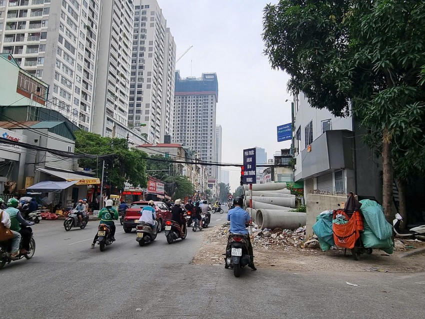 Ống cống vẫn đang được tập trung tại đoạn đường ngã tư đường Nguyễn Huy Tưởng giao với đường Nguyễn Tuân.