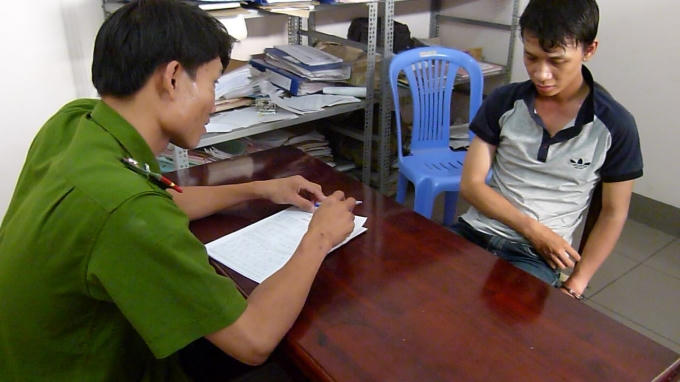 Công an làm việc với đối tượng  Lê Vũ Minh. (Ảnh: Nhất Minh)