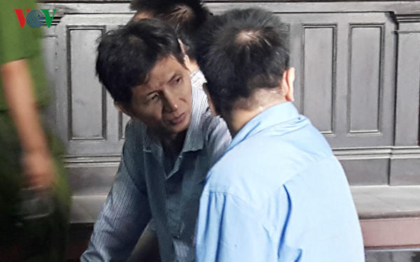 Bị cáo Huỳnh Tấn Thành (ngồi giữa) lĩnh 21 năm tù. (Ảnh: VOV)