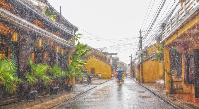 Trong màn mưa có một Hội An rất đẹp, đầy lãng mạn nhưng cũng nặng ưu tư.