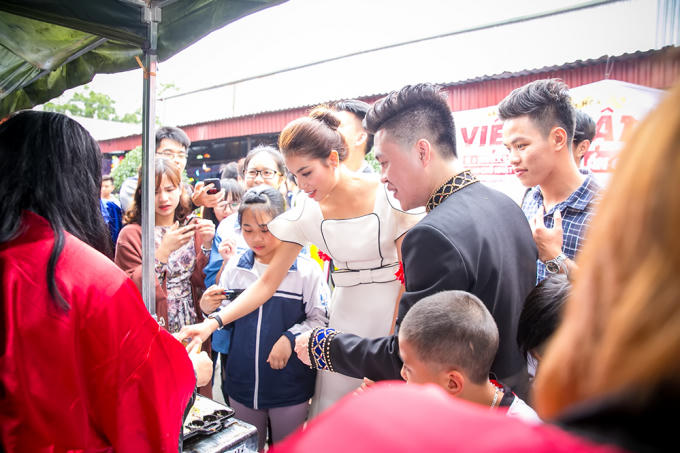 Người đẹp được fan hâm mộ khắp nơi đến chụp ảnh, xin chữ ký.